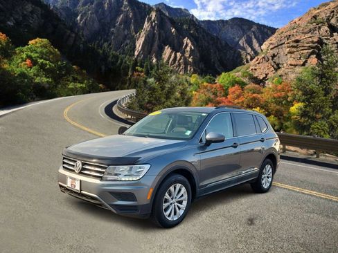 Used 2018 Volkswagen Tiguan SE w/ Panoramic Sunroof Package AWD/4WD image 6