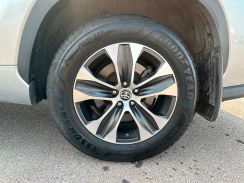 Used 2020 Toyota Highlander XLE AWD/4WD image 42