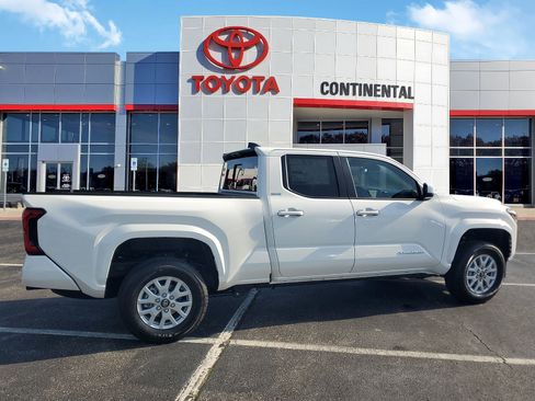 Used 2025 Toyota Tacoma SR5 image 5