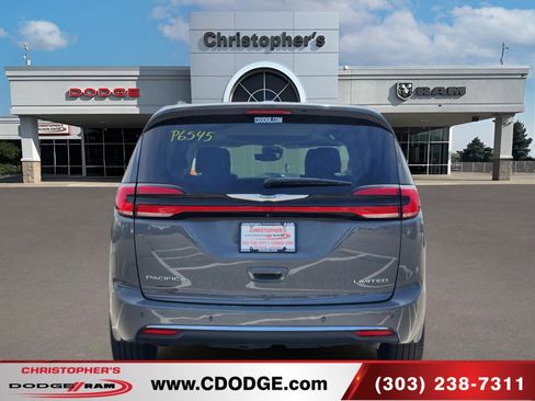 Used 2023 Chrysler Pacifica Limited FWD image 4