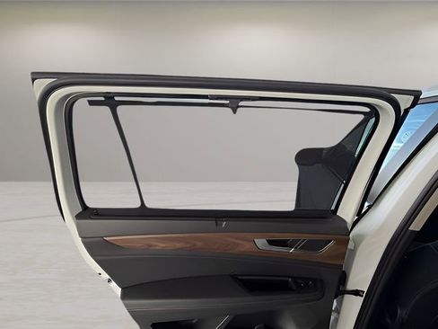 Used 2025 Volkswagen Atlas SE image 30