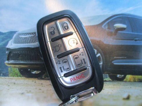 Used 2023 Chrysler Pacifica Touring-L FWD image 39