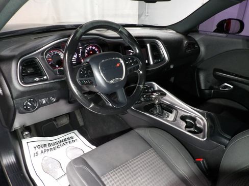 Used 2019 Dodge Challenger SXT image 9
