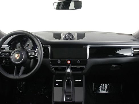 Used 2025 Porsche Macan image 11