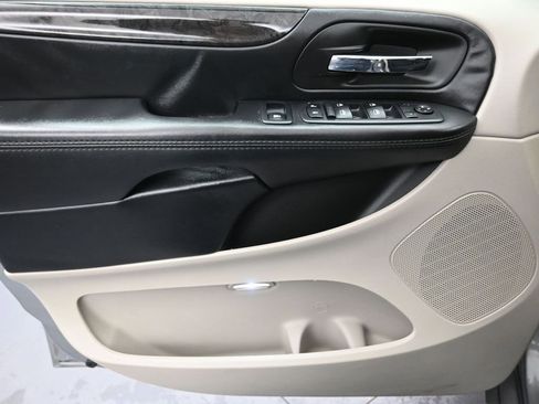 Used 2019 Dodge Grand Caravan SE w/ UConnect Hands-Free Group image 19