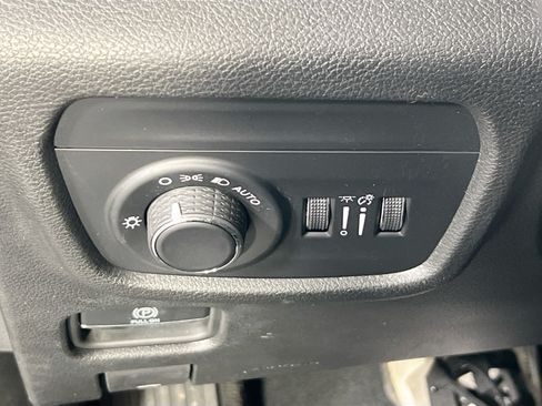Used 2023 Jeep Grand Cherokee Laredo AWD/4WD image 10