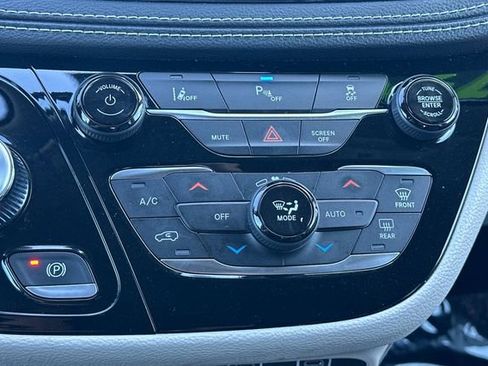 Used 2023 Chrysler Pacifica Touring-L FWD image 24