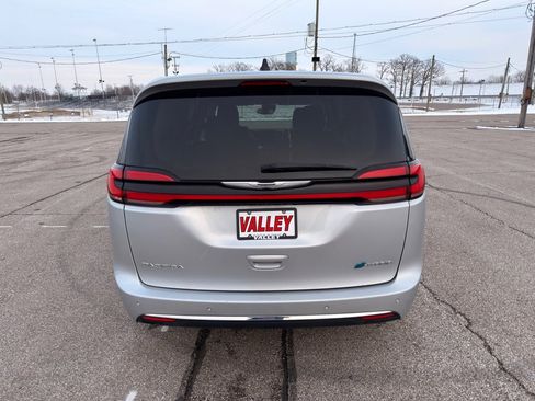 Used 2023 Chrysler Pacifica Touring-L image 9