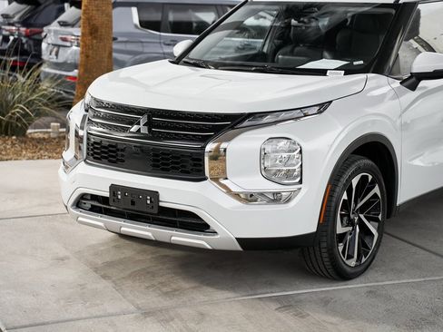 Used 2023 Mitsubishi Outlander SE image 5