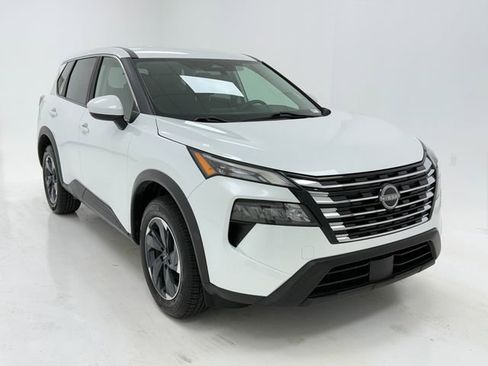 Used 2024 Nissan Rogue SV FWD image 2