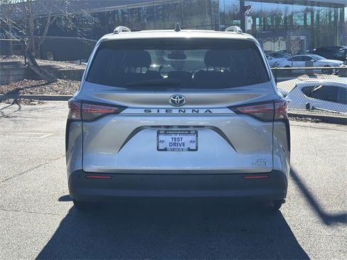 Used 2021 Toyota Sienna XLE image 6
