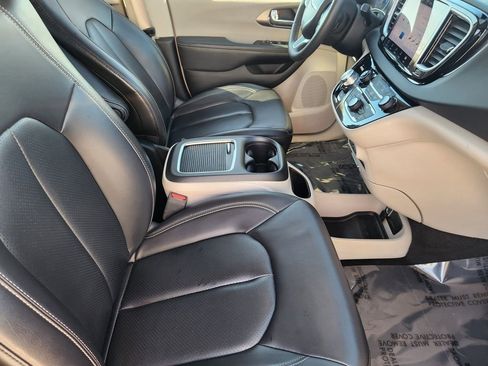 Used 2023 Chrysler Pacifica Touring-L FWD image 15