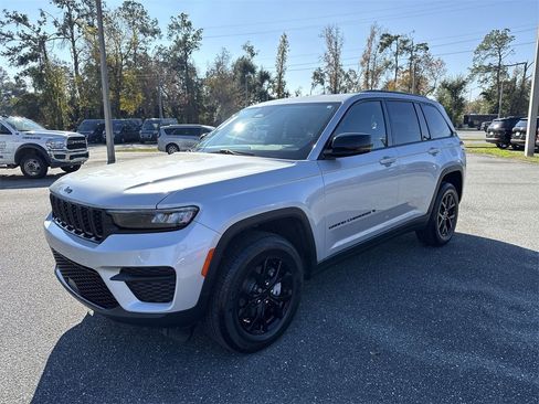Used 2025 Jeep Grand Cherokee Altitude image 7