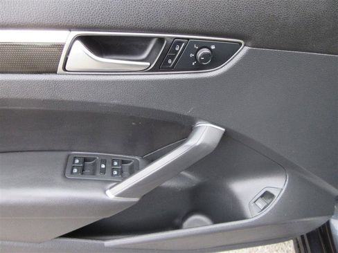 Used 2018 Volkswagen Passat 3.6 image 11