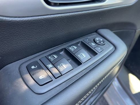 Used 2025 Chrysler Pacifica Limited image 29