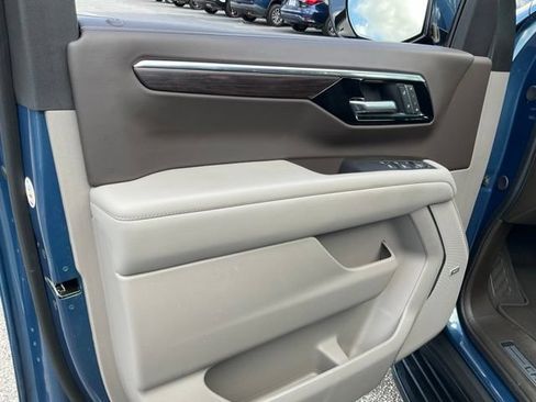 Used 2025 Chevrolet Suburban LT w/ Comfort Package AWD/4WD image 7