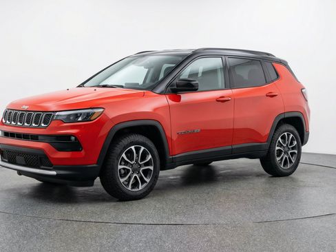 Used 2025 Jeep Compass Trailhawk AWD/4WD image 3