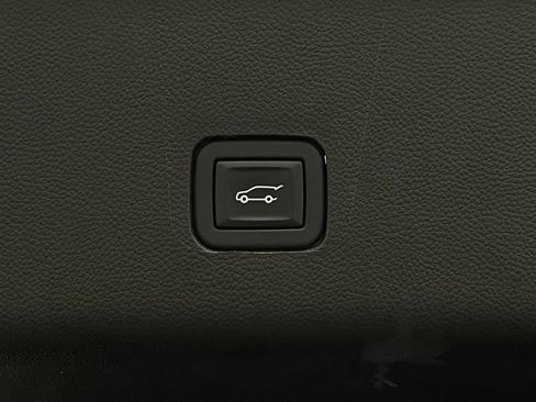 Used 2023 Chevrolet Traverse LT FWD image 11