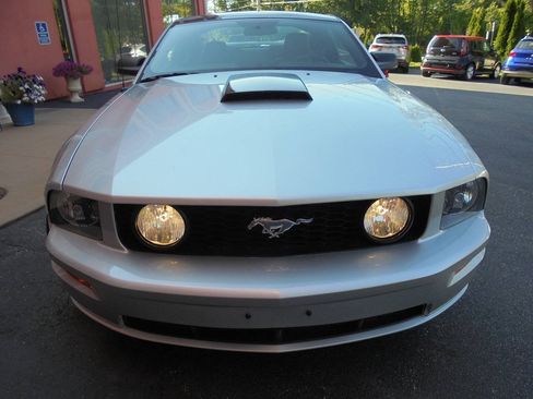 Used 2009 Ford Mustang GT RWD image 3