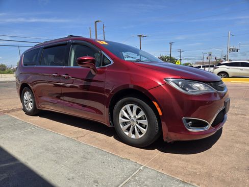 Used 2018 Chrysler Pacifica Touring Plus FWD image 4