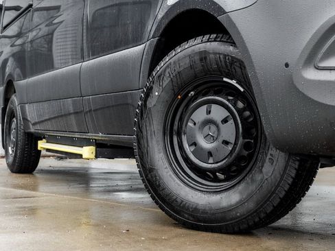 Used 2025 Mercedes-Benz Sprinter 2500 image 8