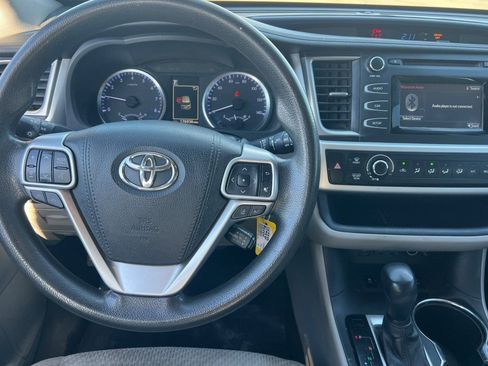 Used 2019 Toyota Highlander LE AWD/4WD image 12