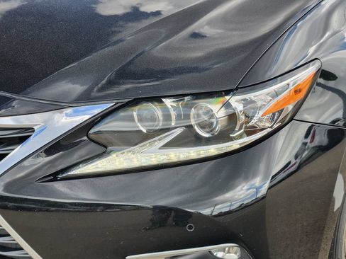 Used 2016 Lexus ES 350 w/ Luxury Package w/Wood Trim FWD image 9