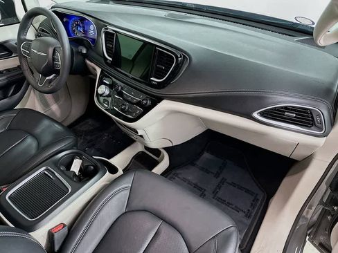 Used 2022 Chrysler Pacifica Touring-L image 31