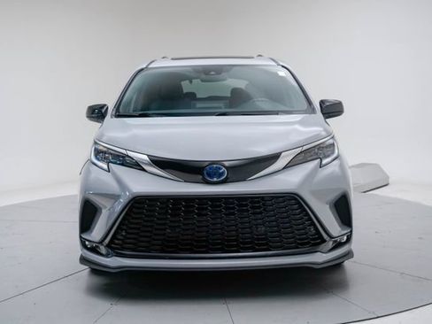 Used 2024 Toyota Sienna XSE AWD/4WD image 11