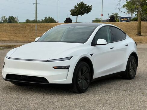 Used 2026 Tesla Model Y AWD image 30