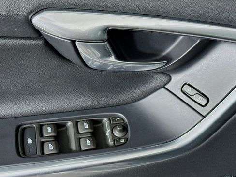 Used 2016 Volvo XC60 T5 Platinum w/ Protection Package image 23