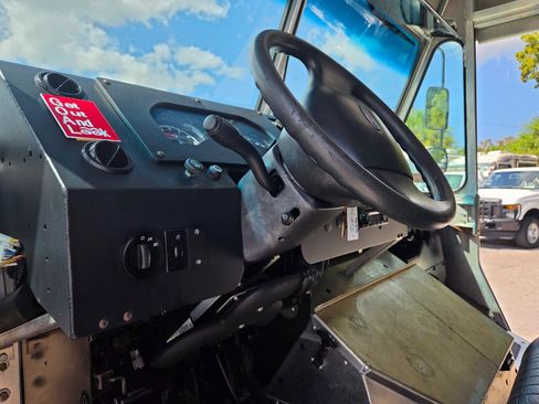 Used 2017 Ford E-350 and Econoline 350 Super Duty w/ A/C Prep Package RWD image 7