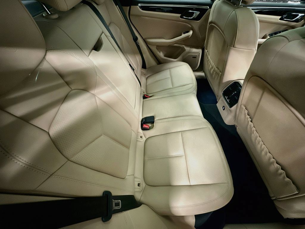 Certified 2025 Porsche Macan AWD/4WD image 28