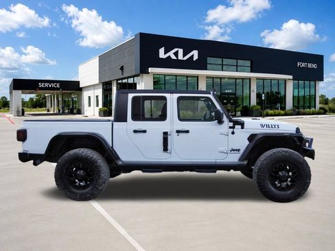 Used 2023 Jeep Gladiator Overland AWD/4WD image 4