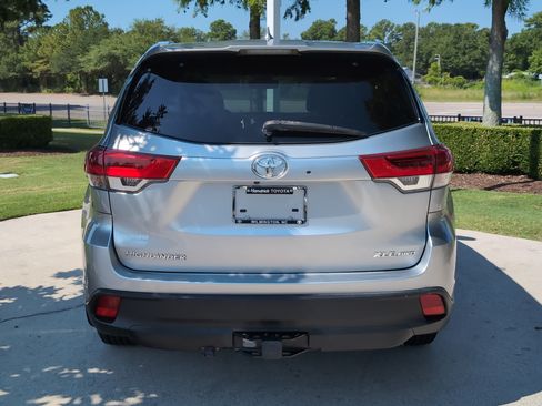 Used 2019 Toyota Highlander XLE AWD/4WD image 9