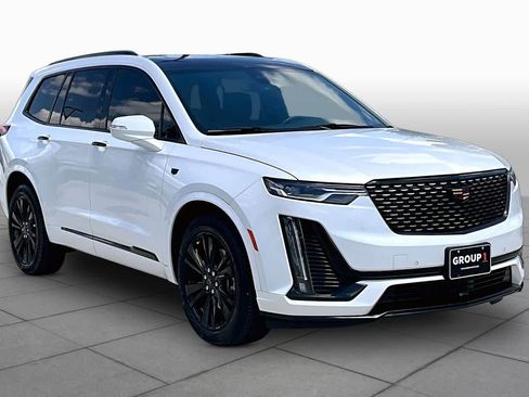 Used 2025 Cadillac XT6 Premium Luxury FWD image 3