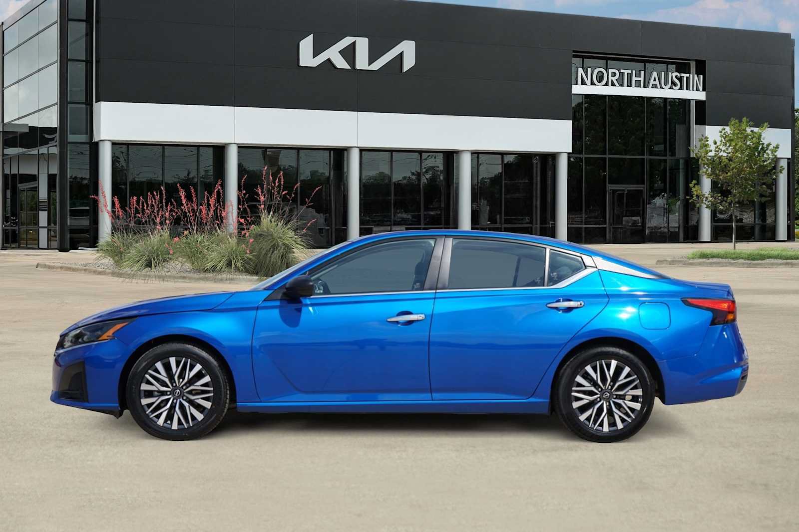 Used 2025 Nissan Altima 2.5 SV FWD image 3