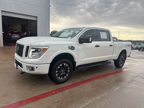 Used 2019 Nissan Titan PRO-4X w/ Pro-4x Convenience Package image 9