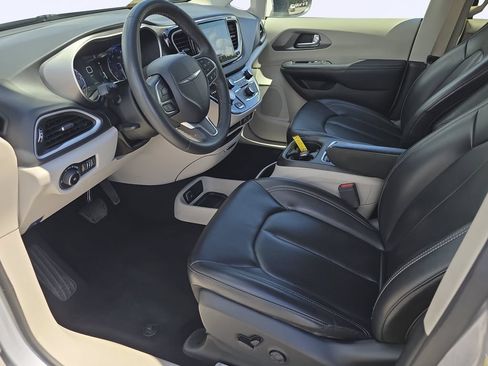 Used 2023 Chrysler Pacifica Touring-L FWD image 10