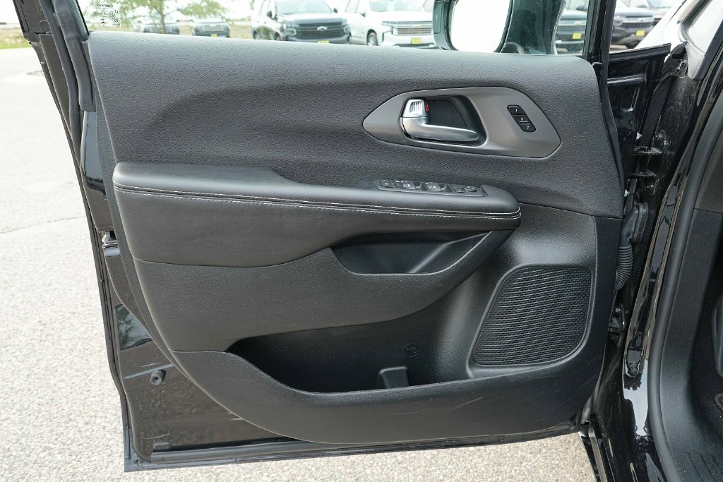 Used 2026 Chrysler Pacifica Select FWD image 26