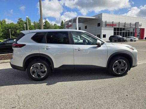 Certified 2025 Nissan Rogue SV FWD image 9