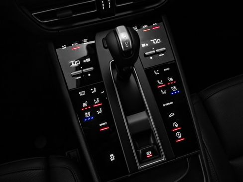 Used 2025 Porsche Macan image 31