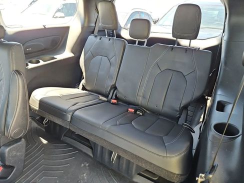 Used 2019 Chrysler Pacifica Touring-L w/ Premium Audio Group FWD image 2