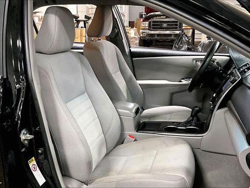 Used 2016 Toyota Camry LE image 8