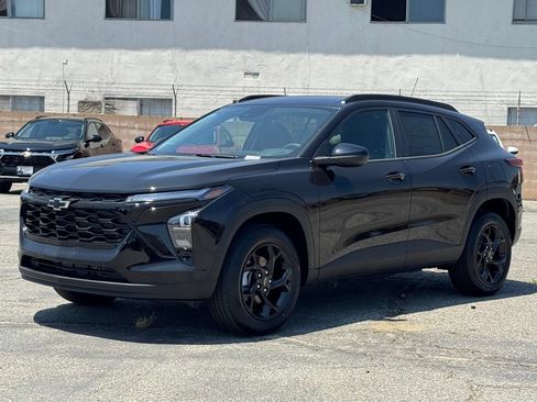 New 2026 Chevrolet Trax LT w/ Midnight Edition FWD image 3