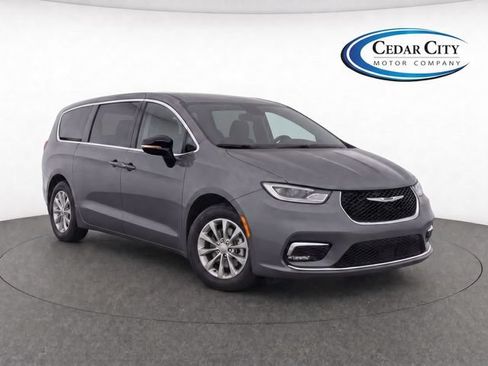 Used 2025 Chrysler Pacifica Select AWD/4WD image 2