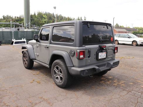 Used 2018 Jeep Wrangler Sport AWD/4WD image 7