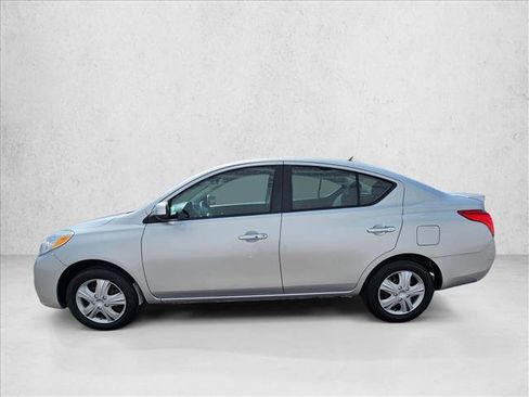 Used 2013 Nissan Versa SV FWD image 2