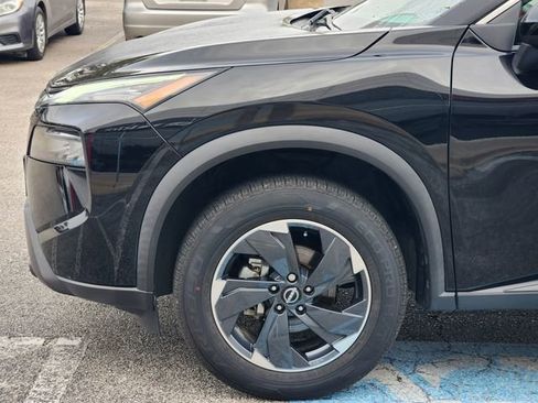 Used 2024 Nissan Rogue SV image 5
