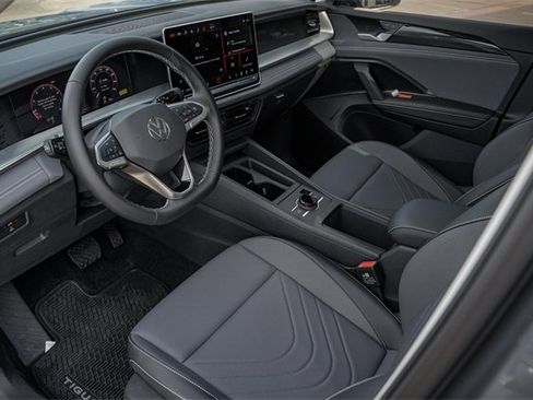 New 2025 Volkswagen Tiguan SE image 9